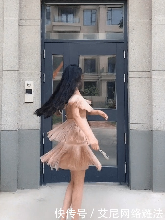高挑美女,一袭流苏裙,真的很美!