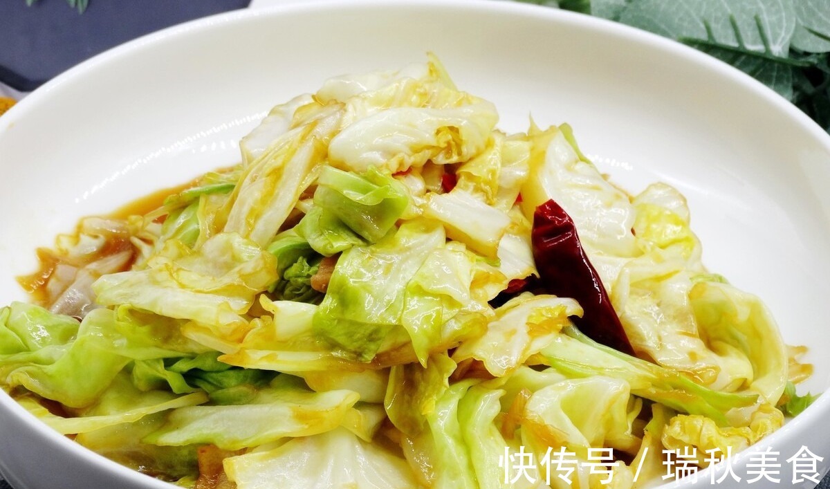 炒包菜|炒包菜时,先焯水还是先过油大厨教你正确做法,包菜又脆又香