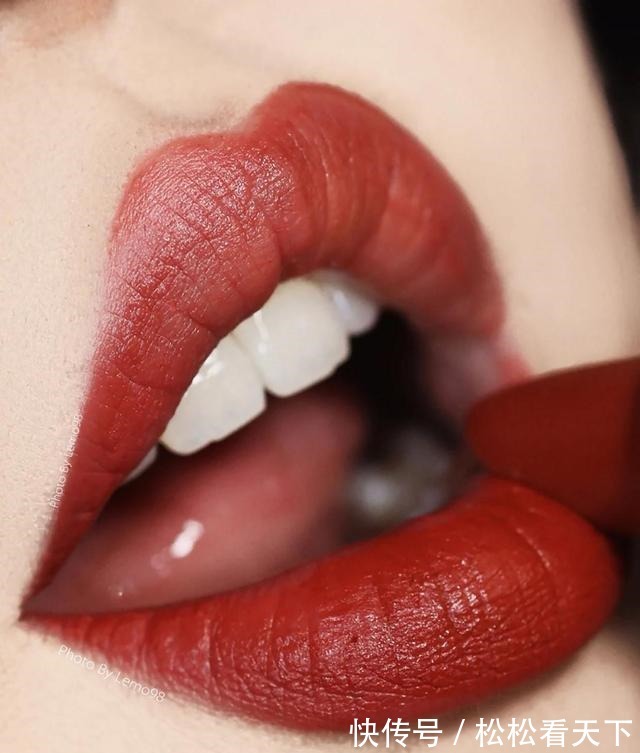 小羊 OMG,2021你还是用手指晕染口红很多女孩都涂错了