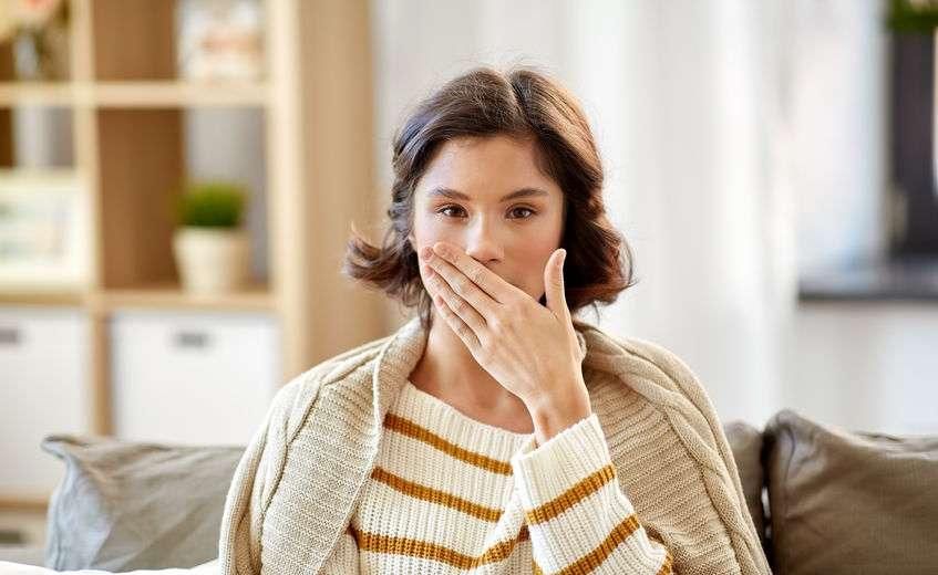 早上起床爱抽烟的人，5个异常出现，或是脑梗登门拜访