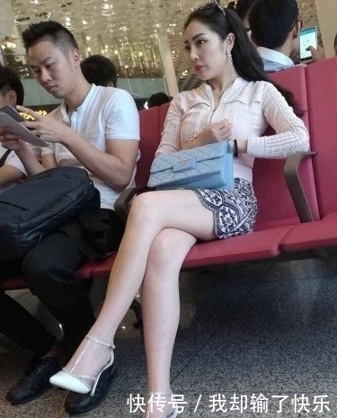 贴心|街拍:美女的搭配舒服贴心,展现沉稳的女性气质!