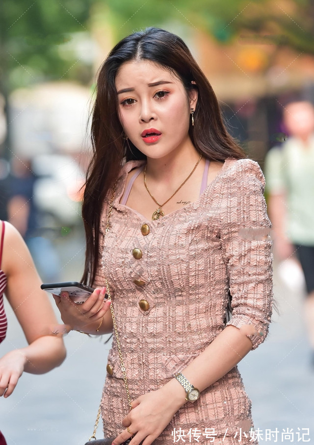 穿搭|小香风粗毛呢连衣裙,时尚经典,知性又不失俏皮的名媛风穿搭