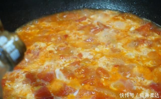 一家三口的家常晚餐，10块钱做一大桌，朋友说你家老公女儿真幸福