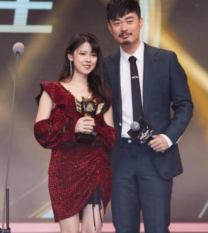 苦瓜电竞|沫子、陈赫开黑吃鸡,突然开车陈赫都怕了,疯狂刷礼物堵住她的嘴