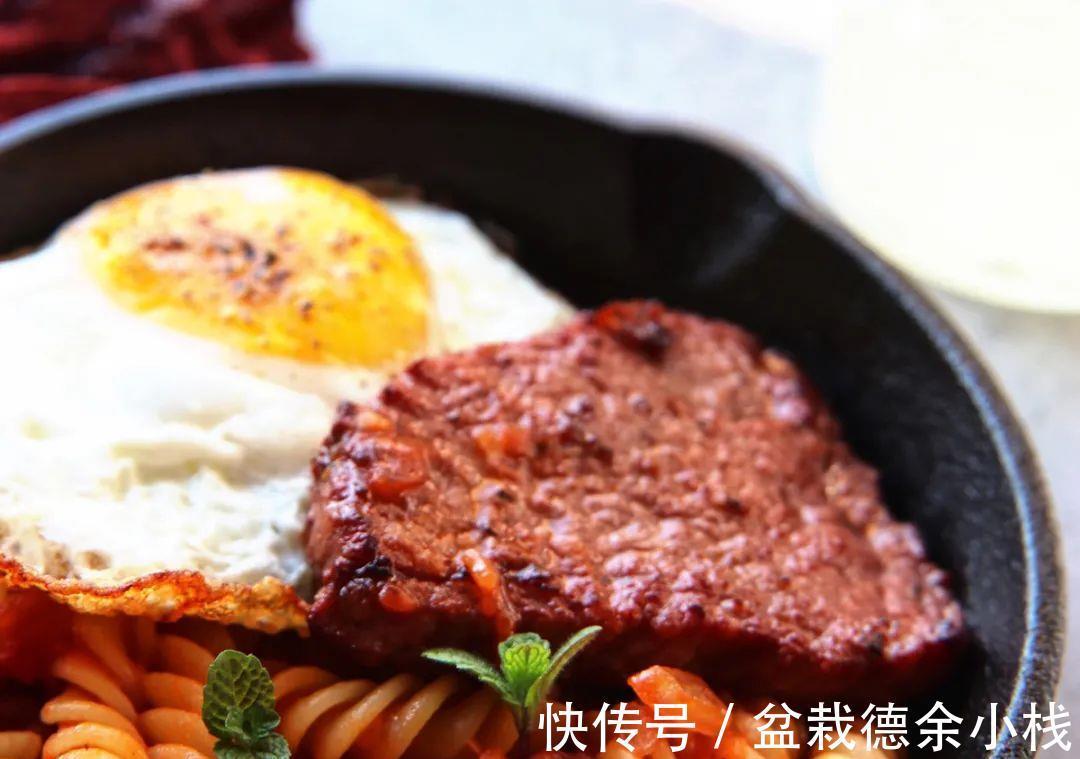 熟度|牛排出品用冷盘还是热盘?铁盘和瓷盘的差别?会影响牛排熟度吗?