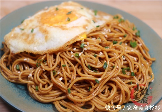 面条这样做太香了,爽滑又筋道,我家一周吃7次,一次一盘不够吃