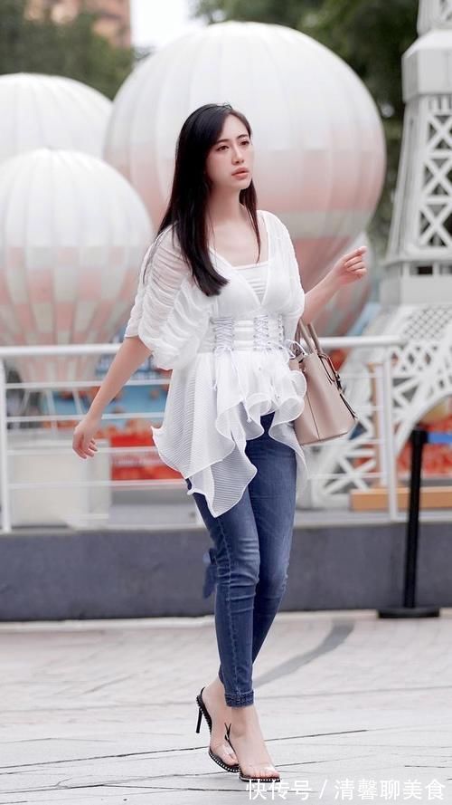 气质|美女白色衬衫搭配深蓝色牛仔裤，打造温柔气质，美丽动人
