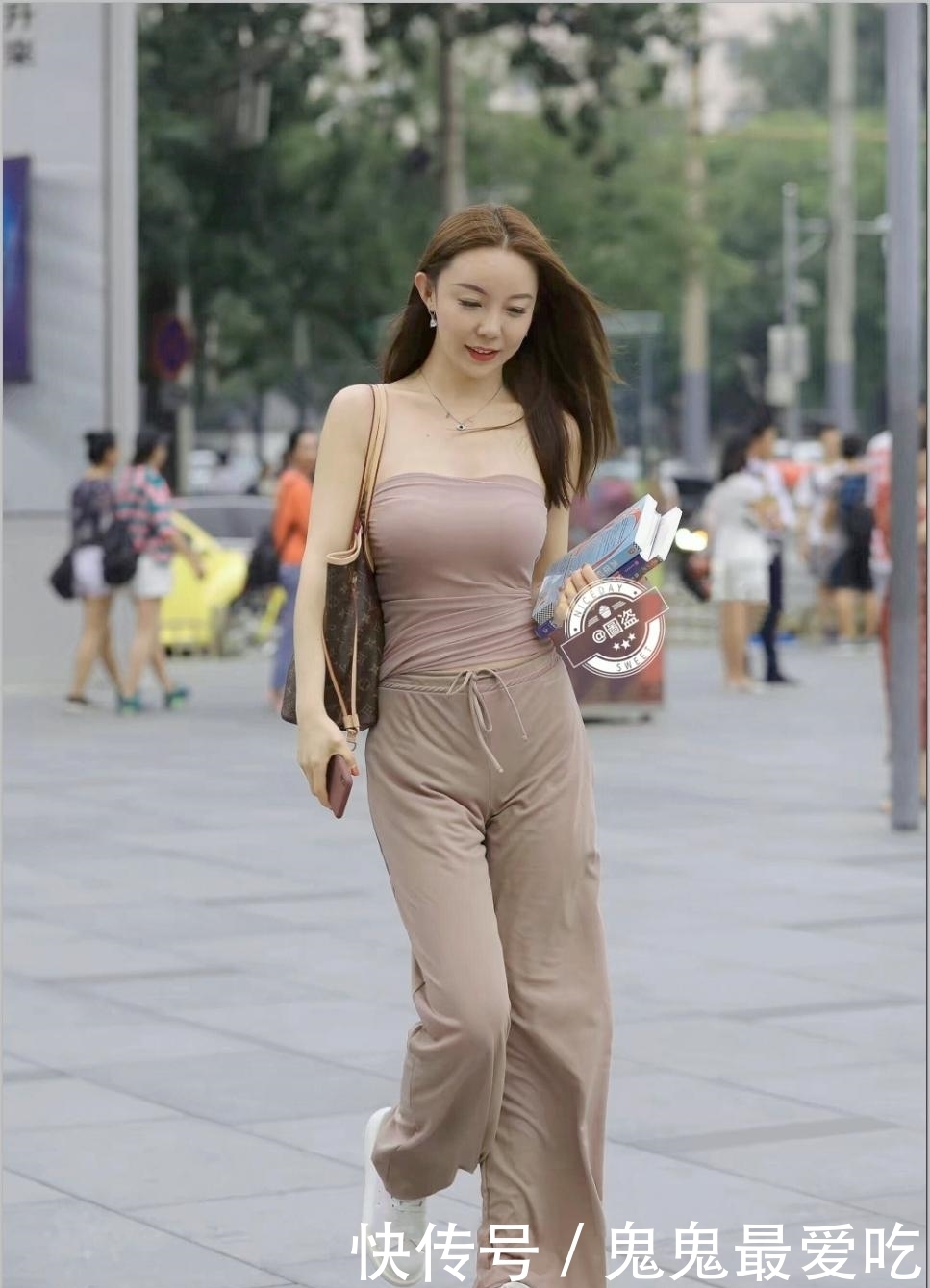 街拍：美女高挑，身体也十分的苗条，穿衣富有