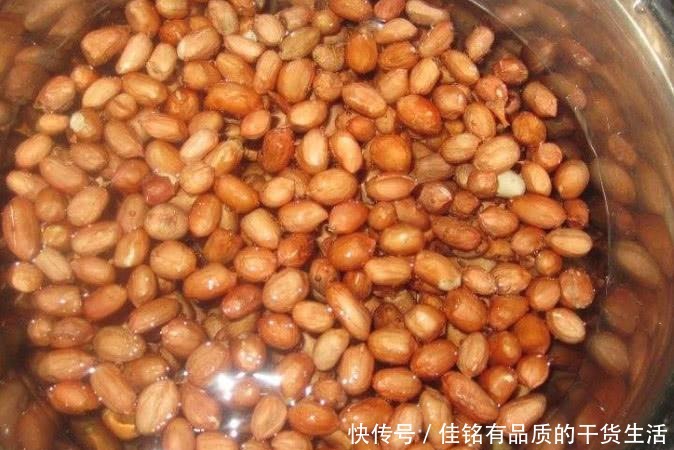 花生|炸花生米时,万万不可只放油,多加1步,花生酥脆,放7天不返潮