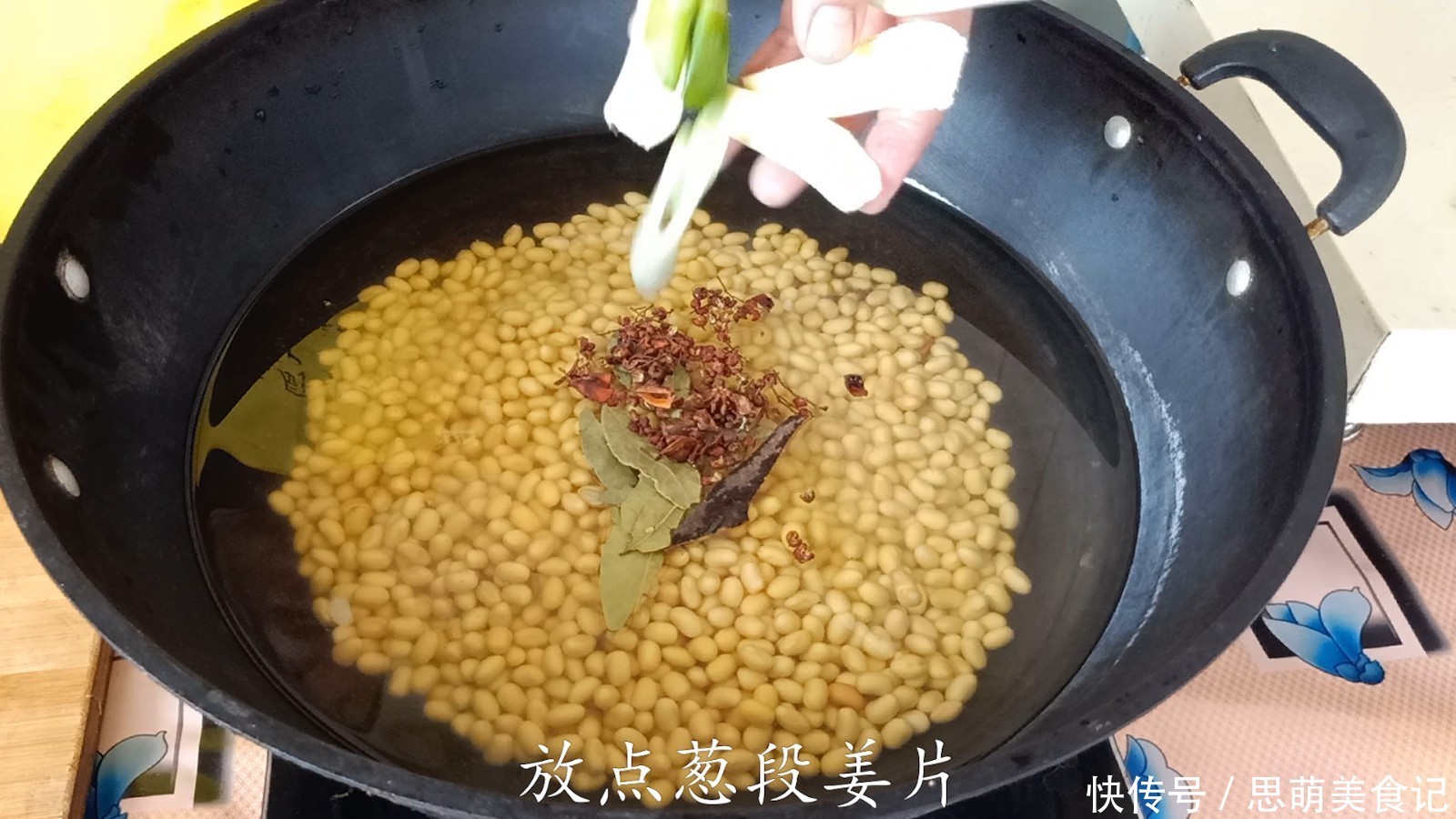 黄豆的时|黄豆此做法营养又解馋,比打豆浆营养翻倍,下酒下饭真是一绝,香