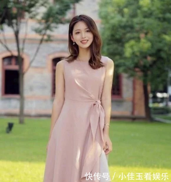 街拍|乌黑长发的小姐姐，一身短小精悍的穿搭，前卫感十足