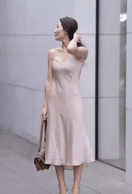 小姐姐|裙子美女好开朗,逛街都喜欢打招呼,不显得累吗