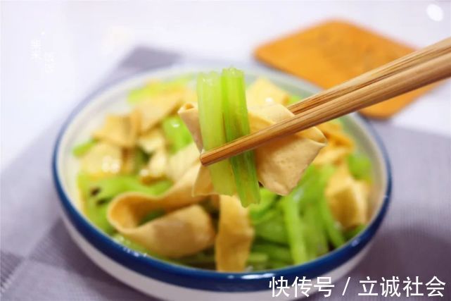 好吃|炒芹菜，别直接下锅，多这一步，芹菜清香又脆嫩，素炒也好吃