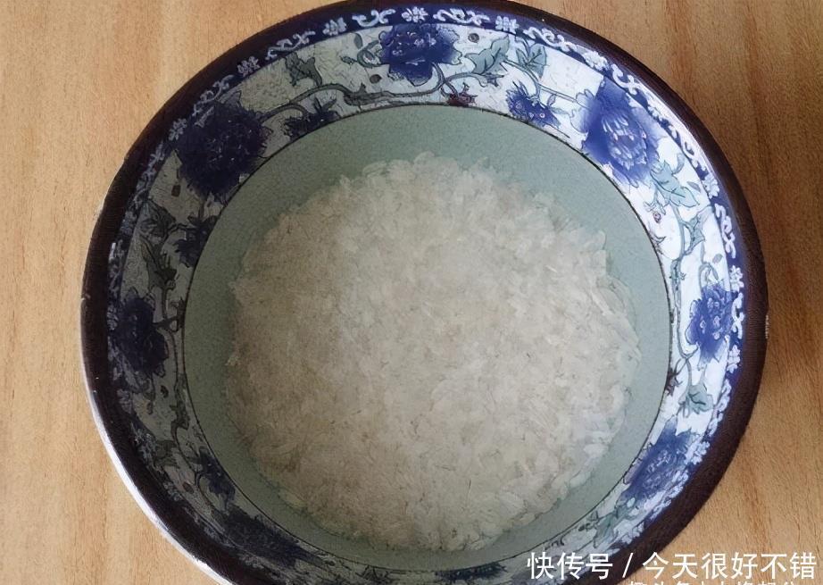 适合冷天吃的懒人饭,把菜和大米一锅焖,省时省事还方便,真好吃