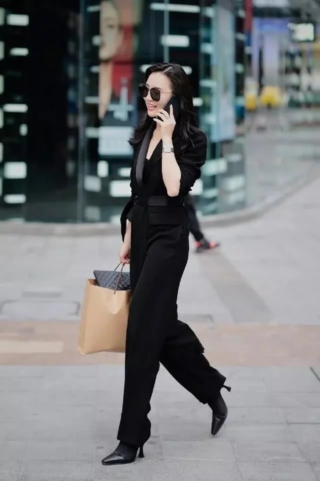 街拍:小姐姐搭配非常简单,戴了一副墨镜,显得很有范儿