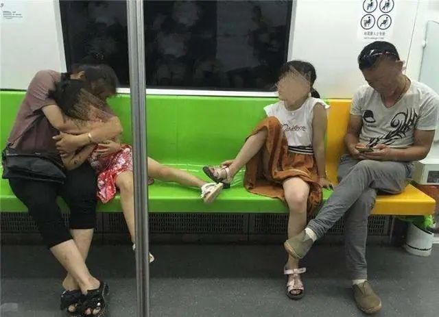 爸爸|地铁上，爸爸带女儿等地铁的照片火了，网友最高级别的炫富