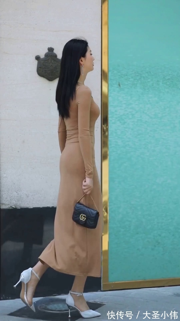 银白色|美女街拍:温柔的小姐姐,身穿卡其色连衣裙,开叉设计展现出令人羡慕的大长腿