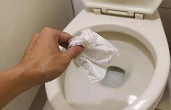 上完厕所后别再把废纸丢垃圾桶了,建议大家这样做,干净又卫生!