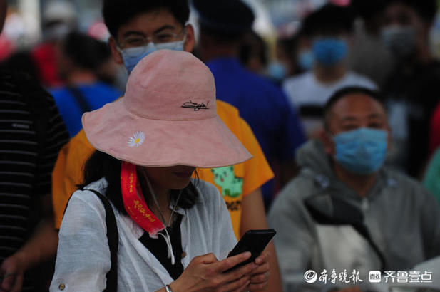 遮阳帽|高考考场外，各色遮阳帽跳动在家长群中