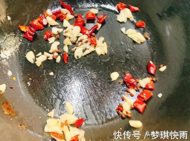 四季豆|夏季没胃口?大叔教你干锅肥肠,香辣味美,简单易学,非常下饭