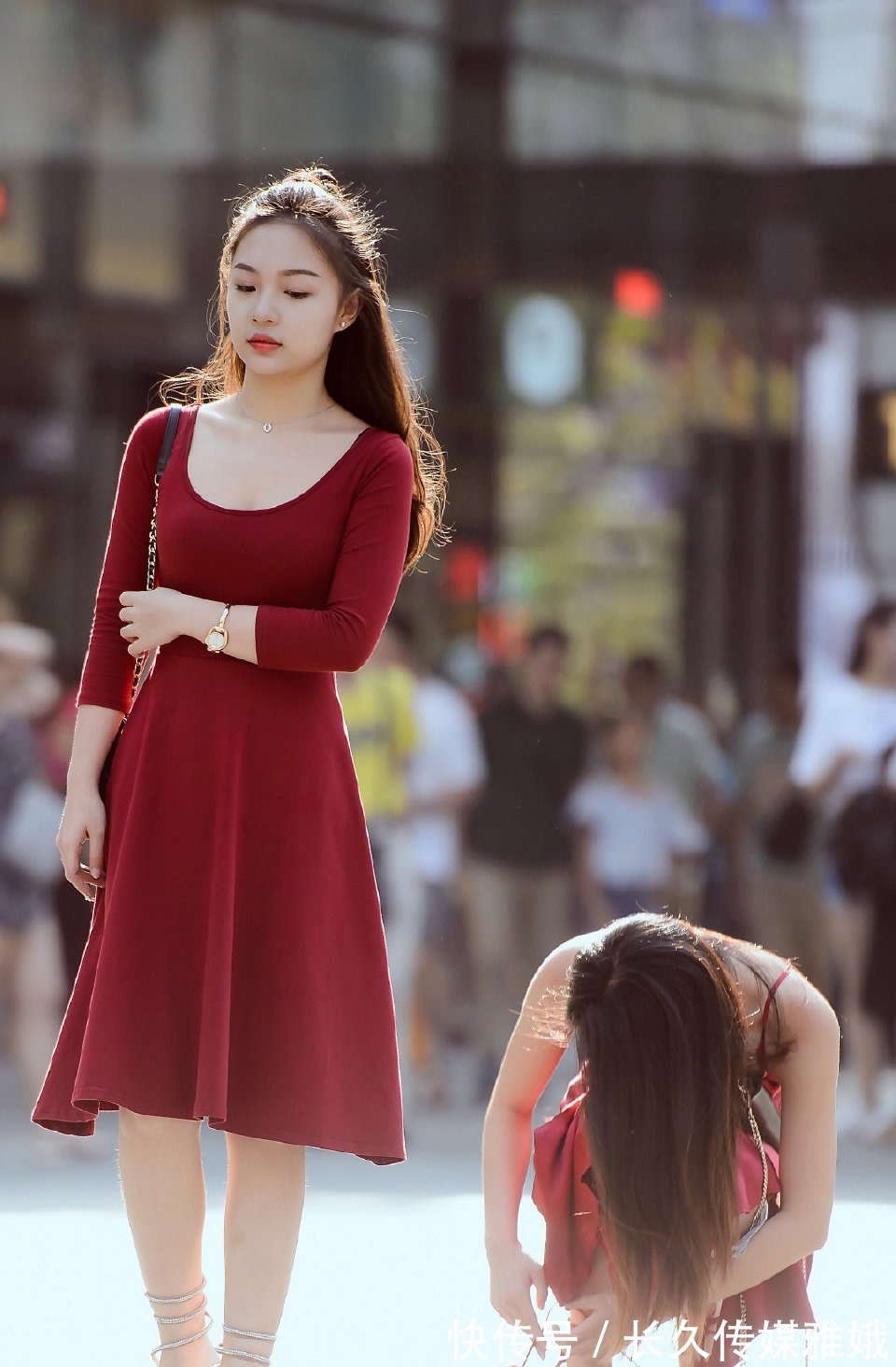 高跟鞋|红色吊带裙穿出时尚的美,清新可爱又甜美