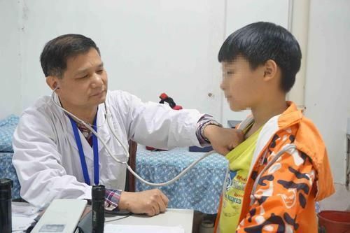 看病|孩子高烧医院排队400号,医生只顾打私人电话,网友:家长活该