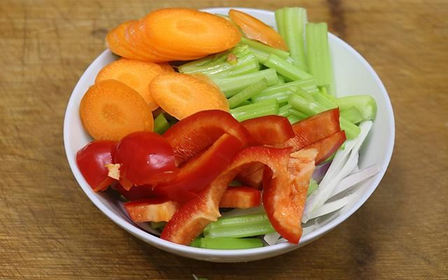  正确|炸带鱼到底要不要拍粉，大厨教你正确做法，酥香金黄，一点也不烂