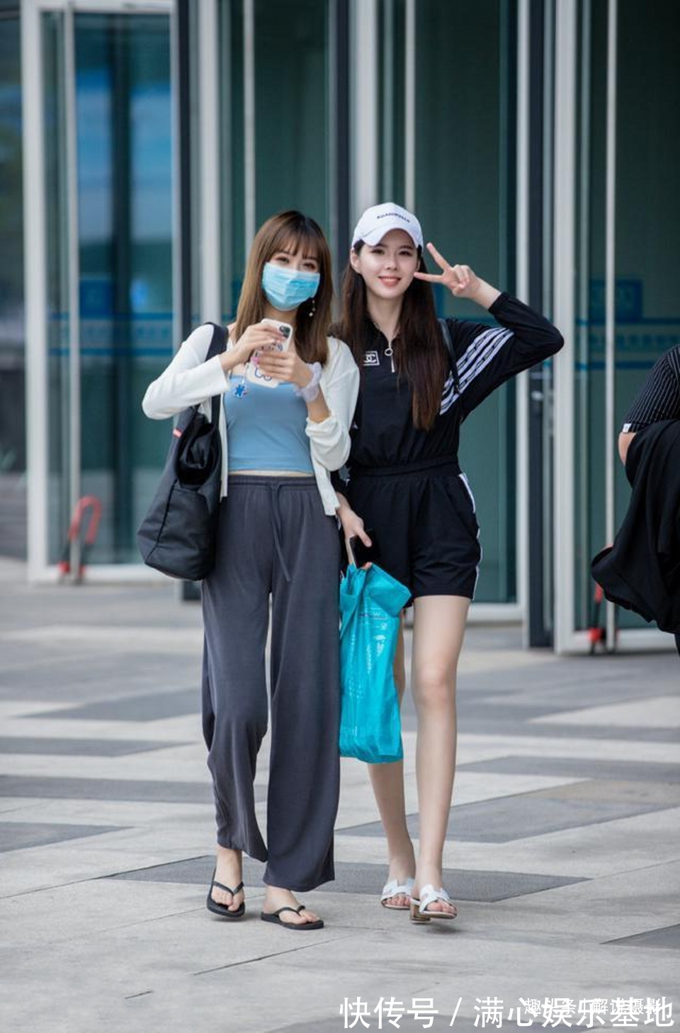 搭配|浅蓝色牛仔裤搭配黑白背心,活力十足