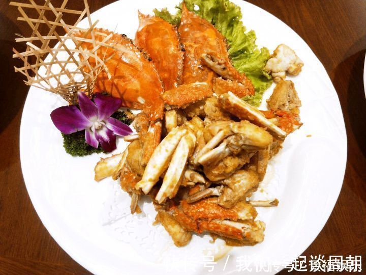 中午请老丈人一家吃饭，8个人花了1500元，老丈人太破费了