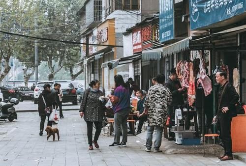  一大早就喝白酒吃火锅，湖北荆州人的生活“有点彪”，令人惊奇