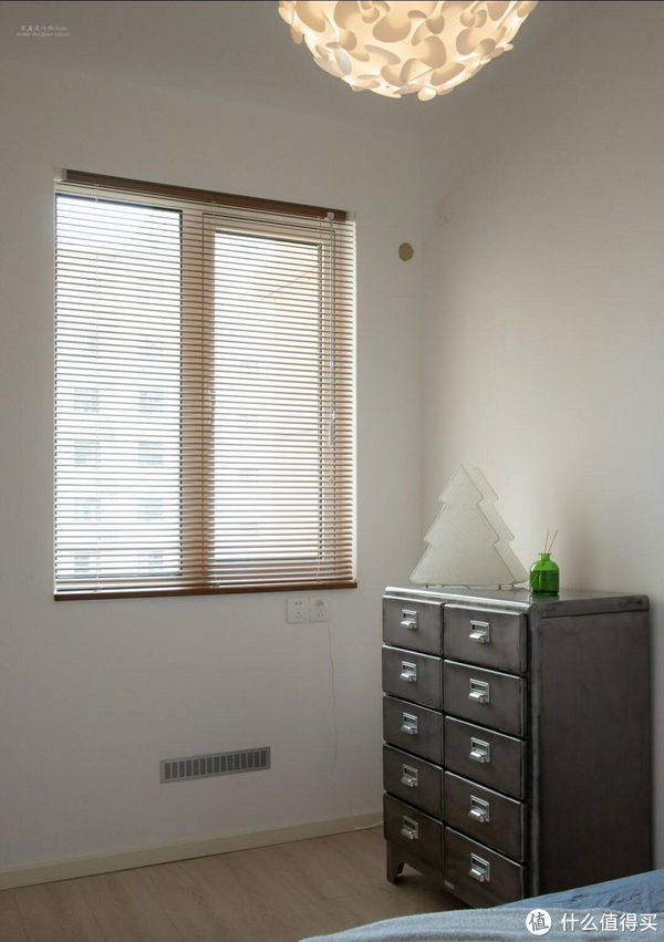 客厅|80后太太的“穷装”新居火了,大白墙不吊顶,却被评为最美盐系家