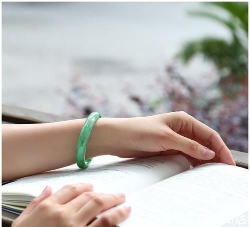 女儿|女儿结婚,却被亲妈抢了风头,网友这丈母娘是什么神仙颜值