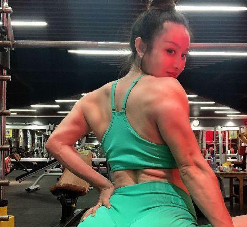 提议|怀孕9个月还在举铁,要不是肚子上的妊娠纹,都看不出她怀孕了