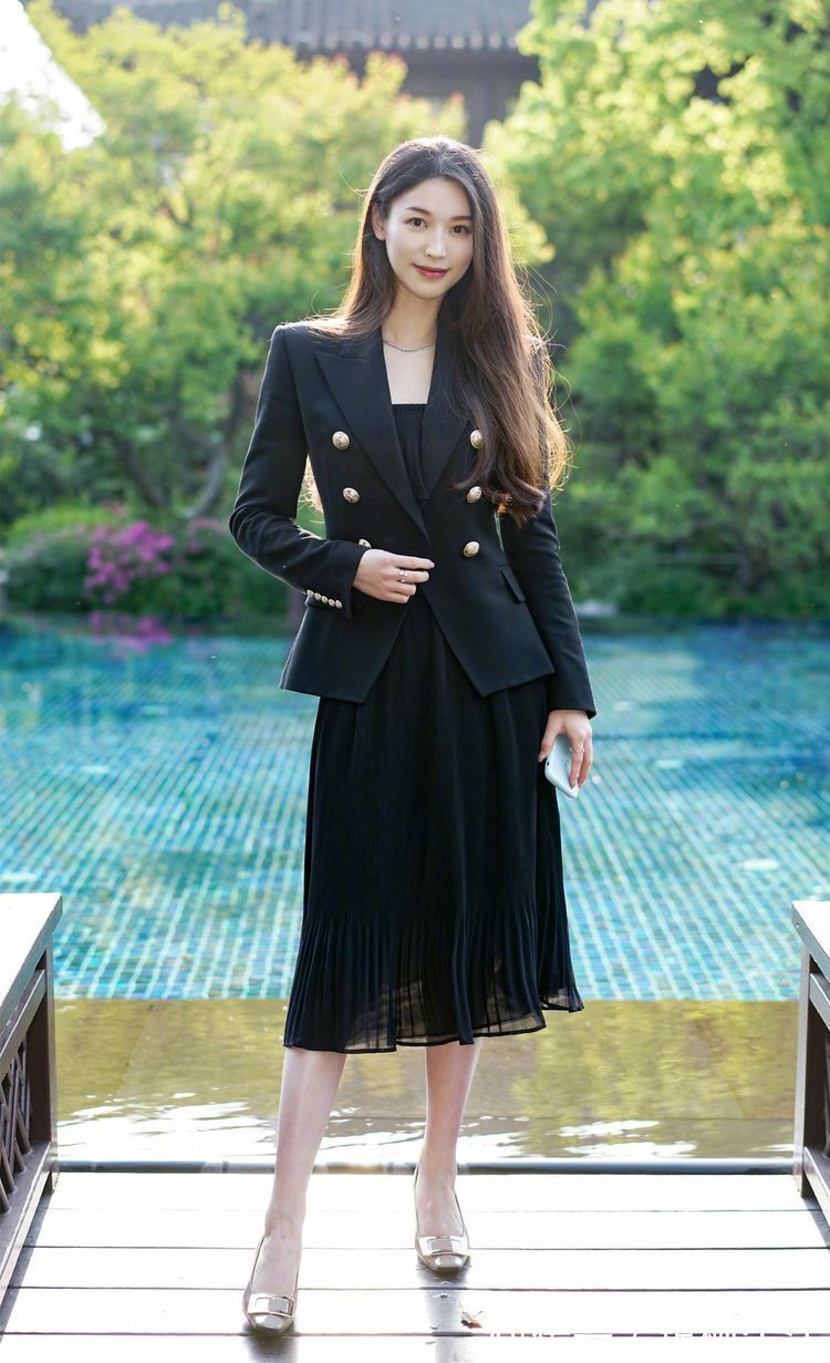 圆领|身穿杏色休闲外套的美女,内搭圆领T恤衫,休闲味十足