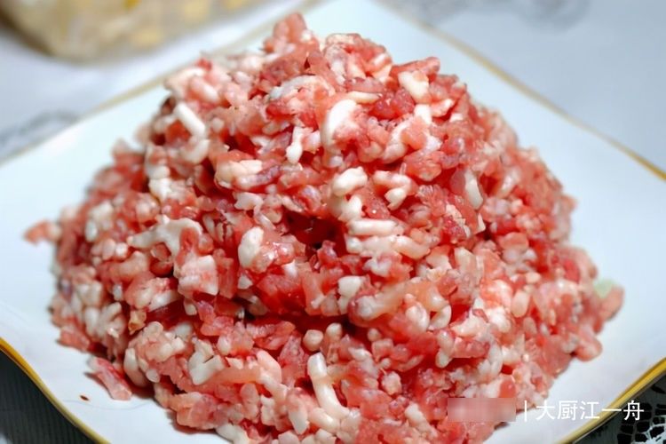 中老年人|炒茄子，先放油就错了，大厨教你炒茄子不吸油的做法，好吃又解馋