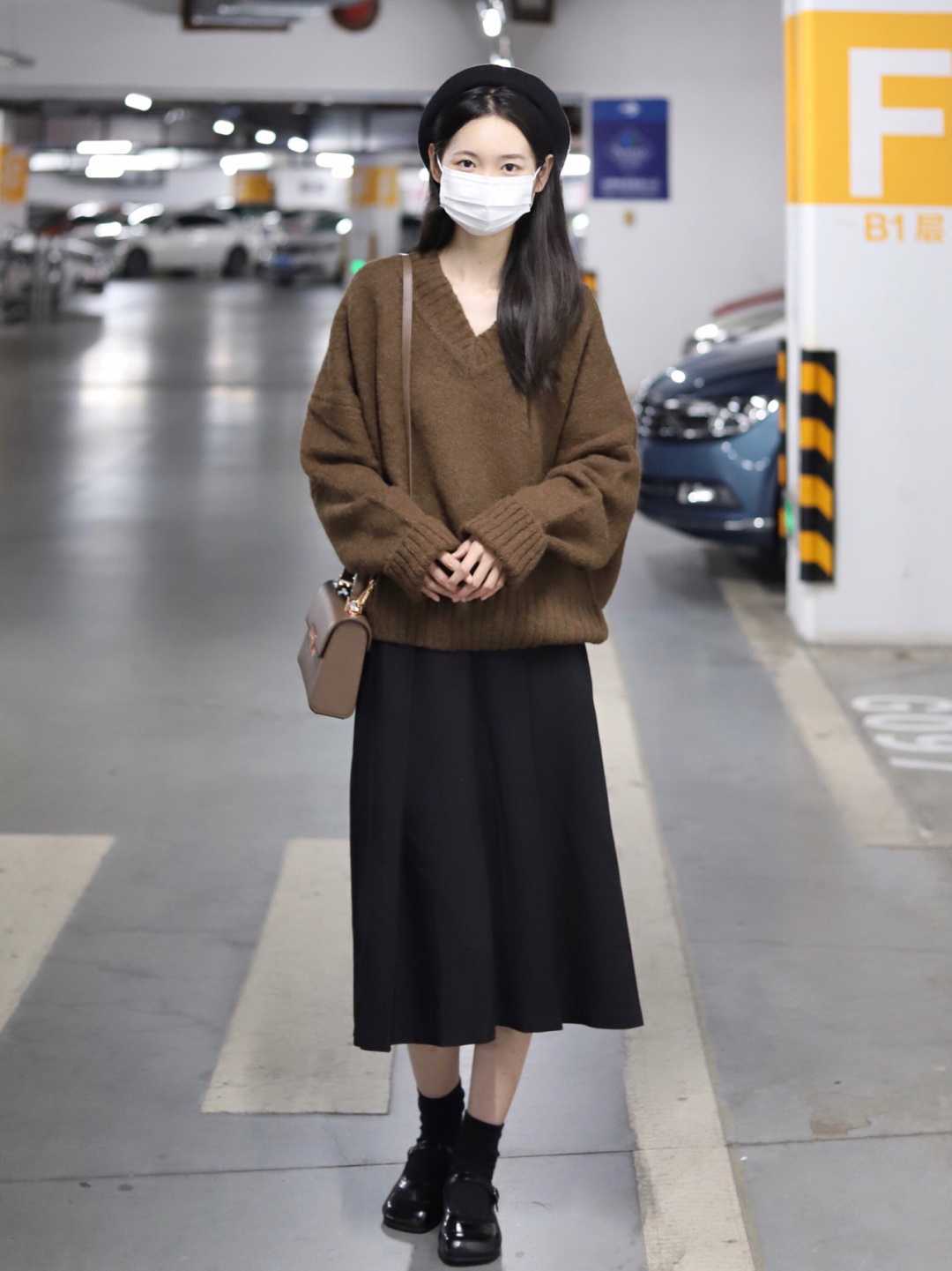 卫衣|黑色半身裙的万能搭配公式全在这,喜欢简约风格的,来这里集合了