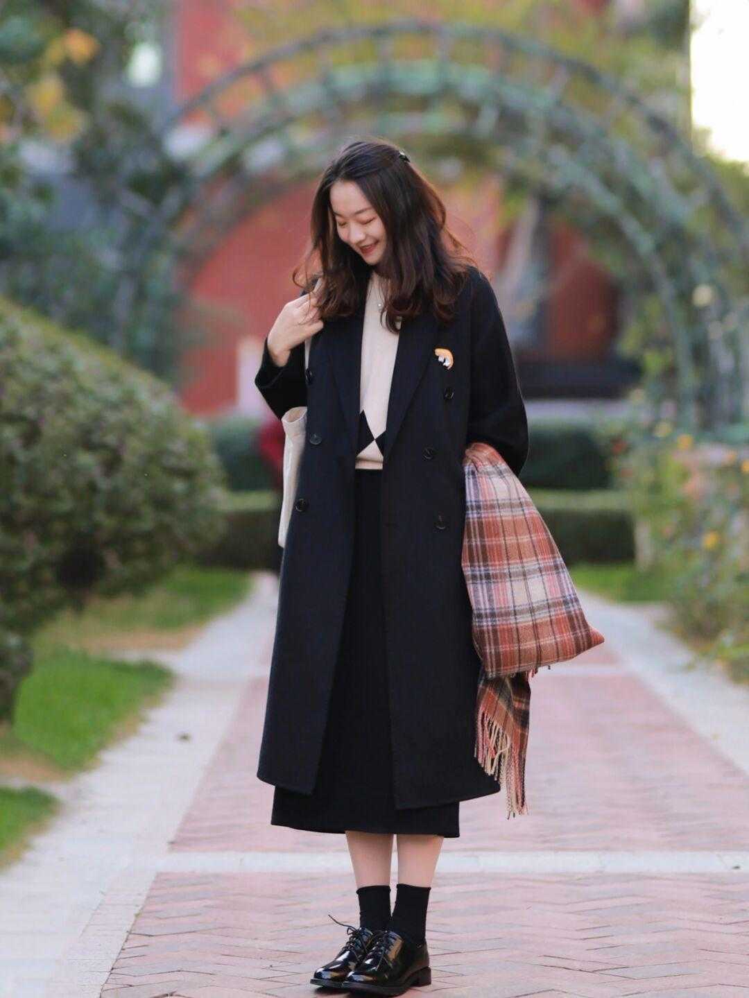 大衣 中年女性别乱穿衣,用大衣搭配这几件下装,精致显瘦又减龄