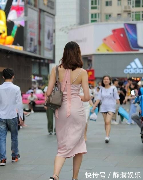 小技巧 粉色丝绸连衣裙,温婉大气优雅大方,搭配小技巧分享给你