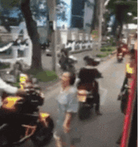 |搞笑段子王:狗狗饿了,看看这车座是不是真皮的