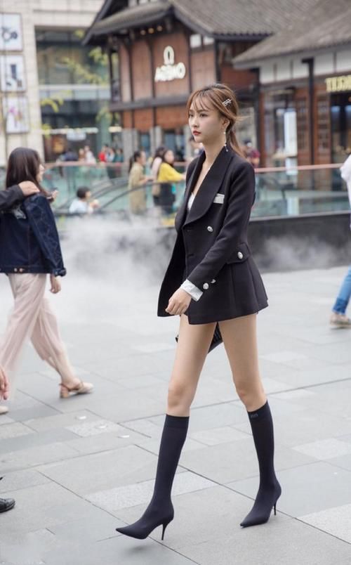 大方|路人街拍,白色的漆皮风衣搭配阔腿裤,潇洒大方