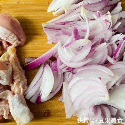 滋味|#不容错过的鲜美滋味#洋葱鸡肉拌面，秒杀葱油拌面