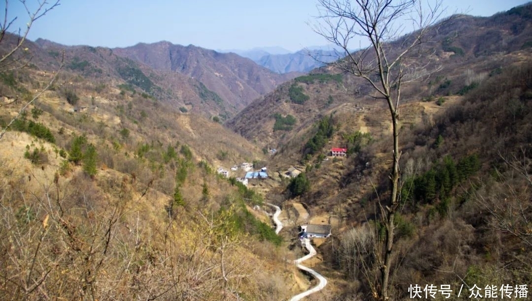 有点让人想不到，秦岭这个山顶上，竟然还住着一户人家，也太苦了