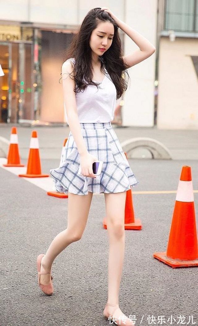 小姐姐 姑娘白色背心搭配浅蓝色格子短裙,尽显小清新