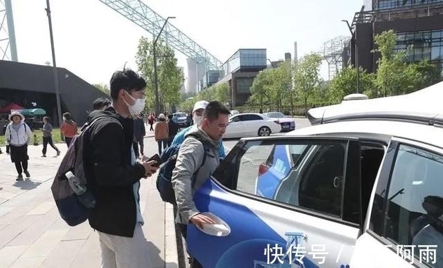 百度|李彦宏一声「萝卜快跑」,中国首个无人车出行App就位
