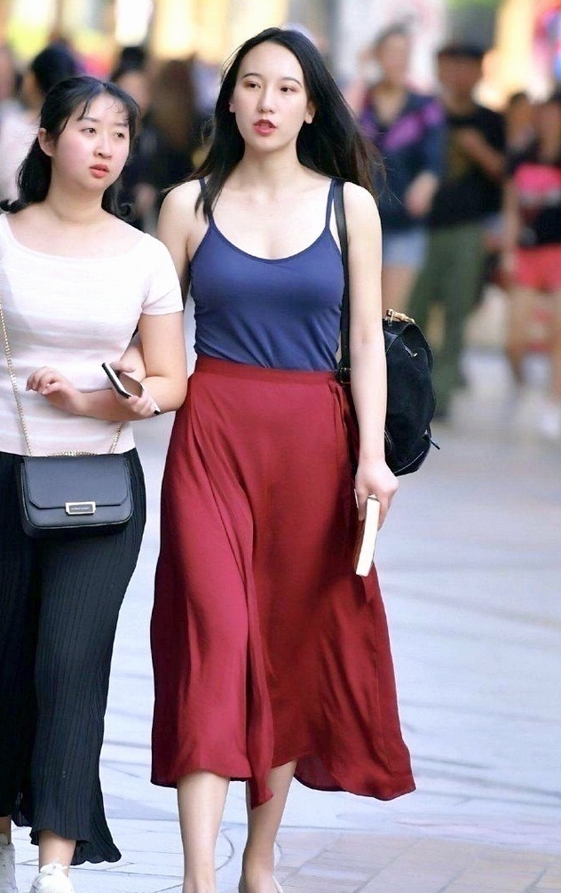 雍容华贵|美女穿搭真会配色,蓝色和红色的撞色,有种雍容华贵的美感