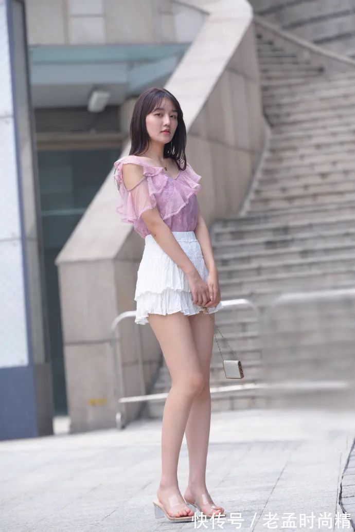 时尚|穿白短裙的时尚女生, 灵魂因你而有了寄托