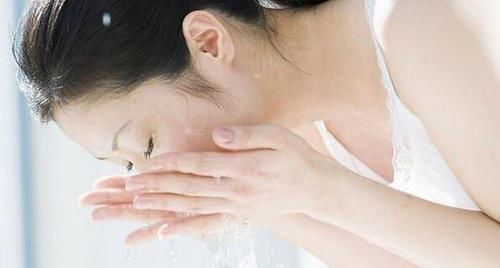 洁面|刚打湿脸就急着抹洗面奶，难怪黑头闭口疯长，教你正确的洗脸方式