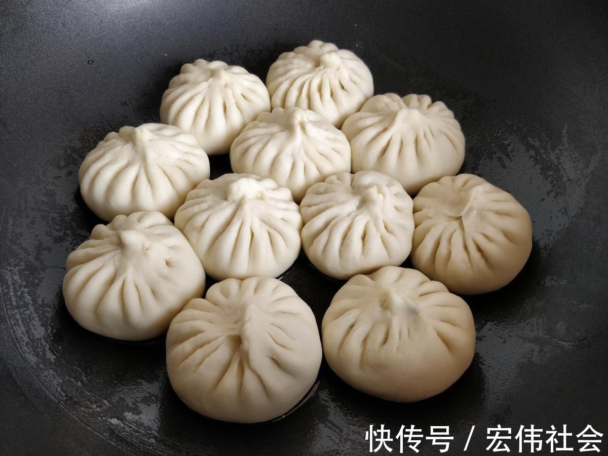 面饼|白菜猪肉水煎包,连吃一盘不过瘾,早餐不用出去吃了