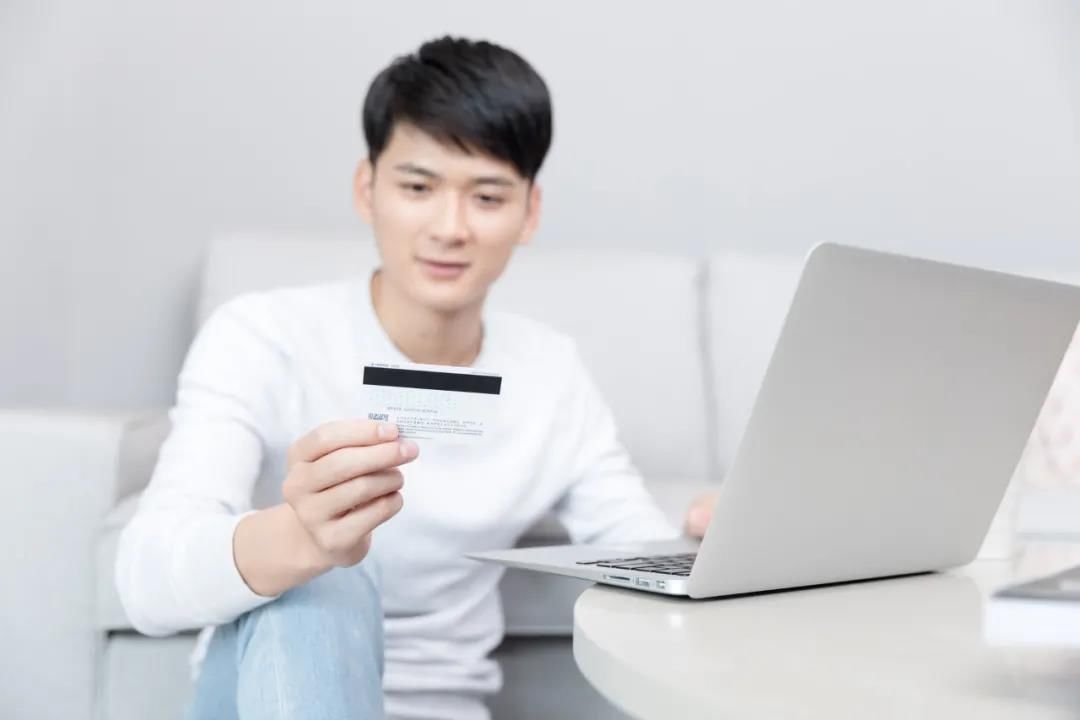 男士|中国男色经济简史：从＂他不配＂到30倍