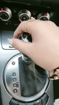 |搞笑图片：看这手法，妹子驾照想必拿得相当顺利